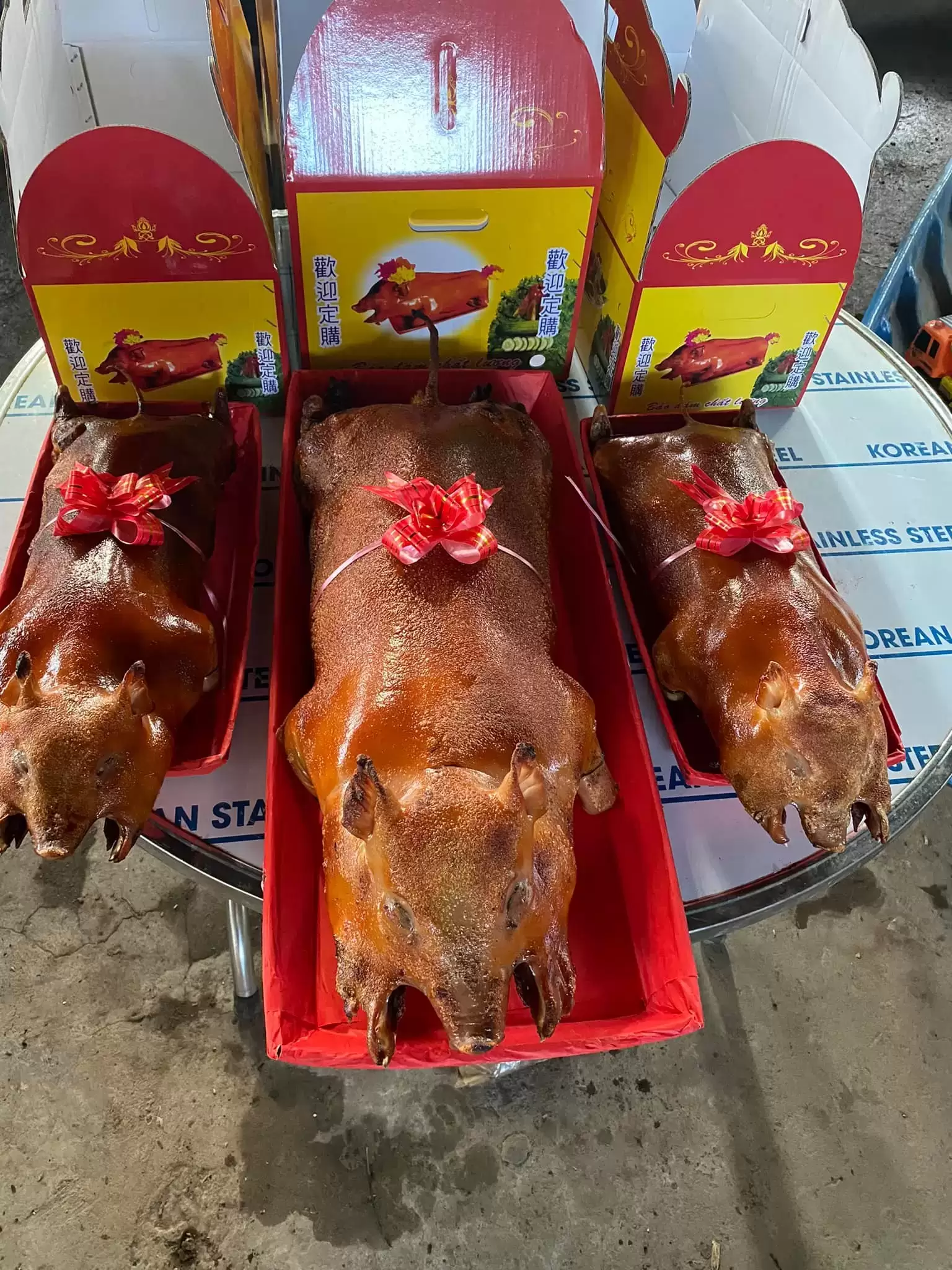 Lò Heo Quay VIFOOD Tại Quận 5 – Giao Tận Nơi, Heo Quay Da Giòn – Mâm Lễ Đầy Đủ – Giá Ưu Đãi