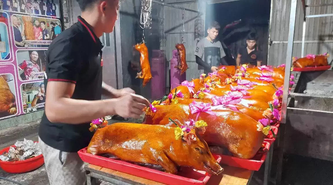 Lò Heo Quay VIFOOD Tại Quận 3 – Da Giòn Rụm, Thịt Ngon Mềm, Giao Tận Nơi Trong Ngày